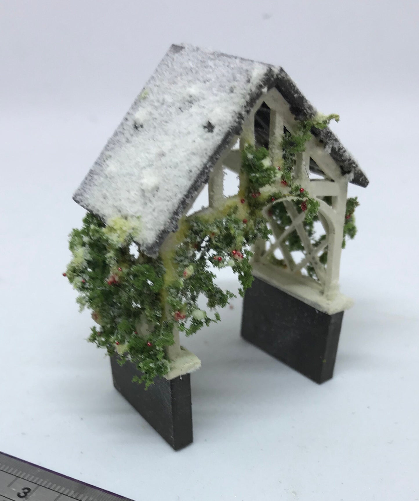 Dolls House Miniatures ( 1/48th - 1:48th - 1/4" - Quarter Inch Scale )Luxury Dressed Winter Porchway