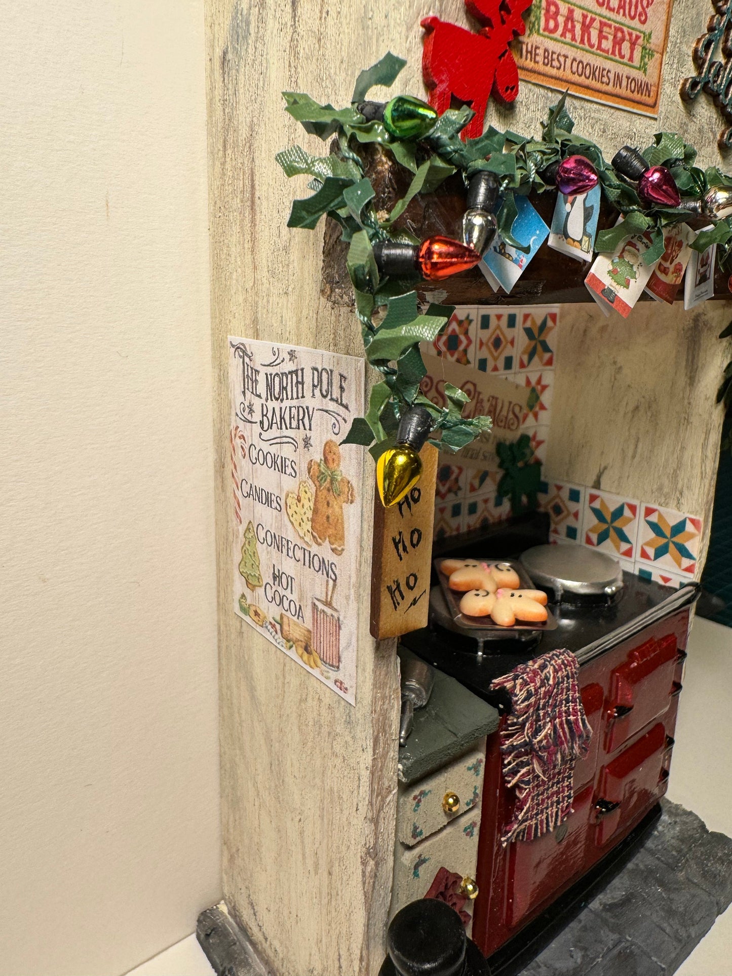 DOLLS HOUSE MINIATURES - 1/12th scale (1 inch) Mrs Claus kitchen stove