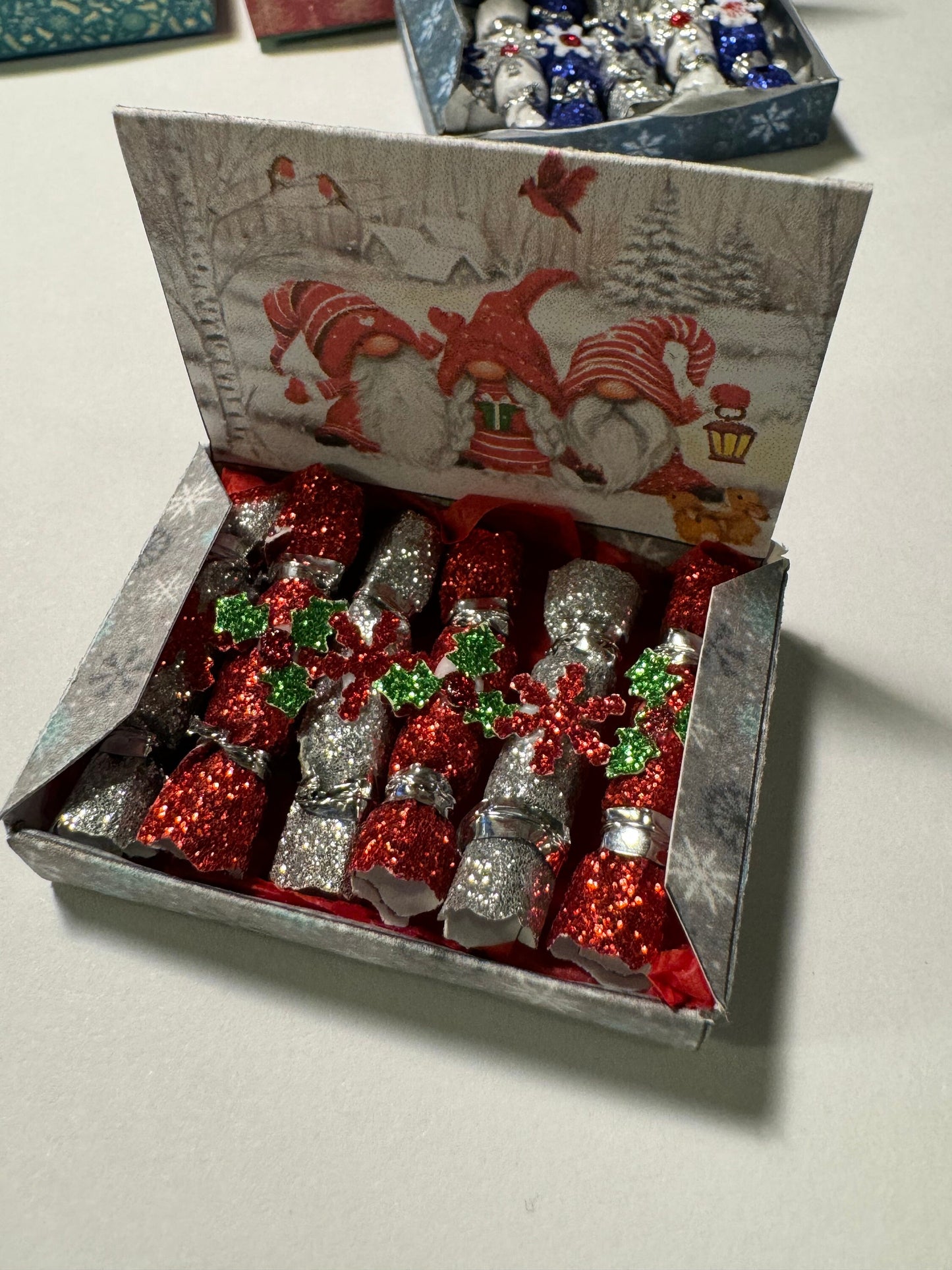 DOLLS HOUSE MINIATURES - 1/12th scale (1 inch) christmas crackers in box (6 options)