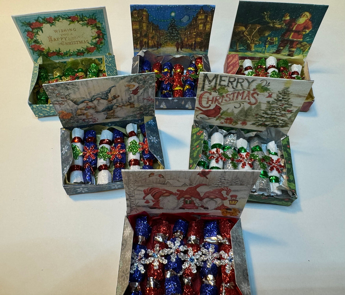 DOLLS HOUSE MINIATURES - 1/12th scale (1 inch) christmas crackers in box (6 options)