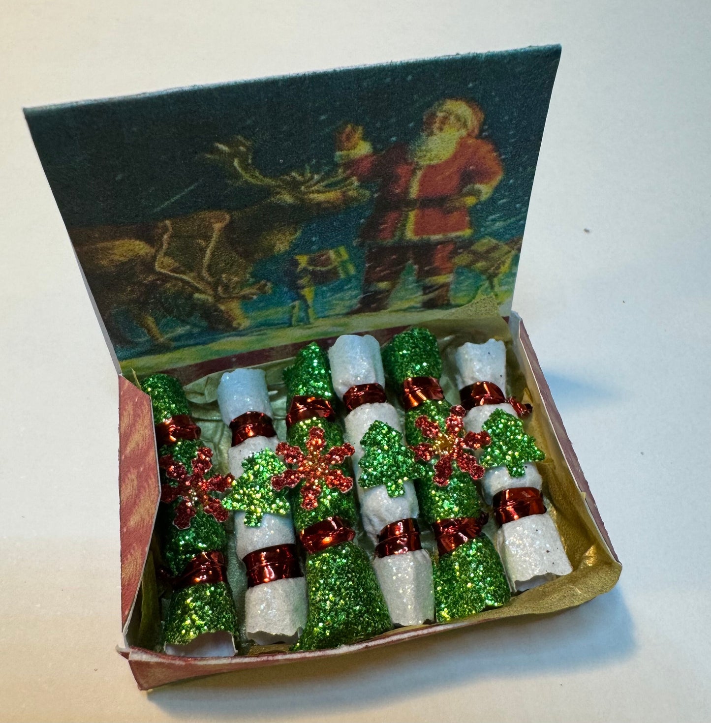 DOLLS HOUSE MINIATURES - 1/12th scale (1 inch) christmas crackers in box (6 options)
