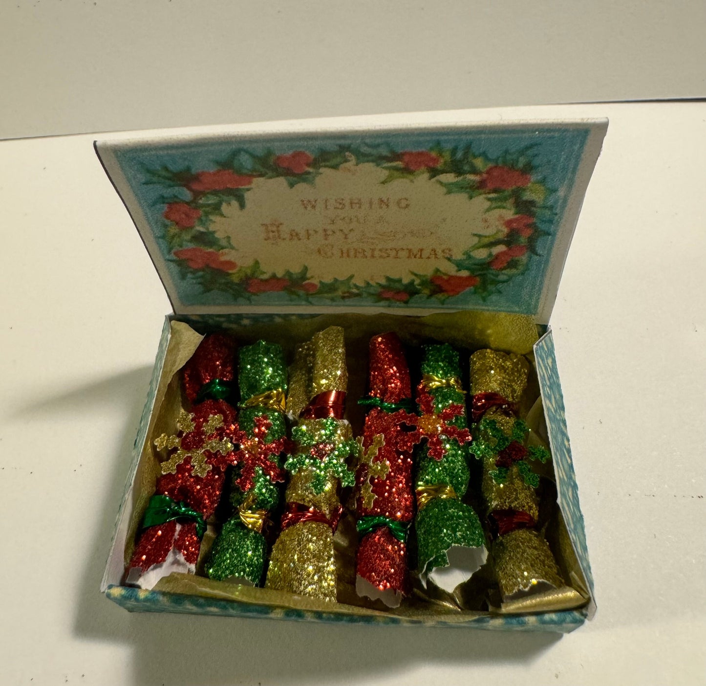 DOLLS HOUSE MINIATURES - 1/12th scale (1 inch) christmas crackers in box (6 options)