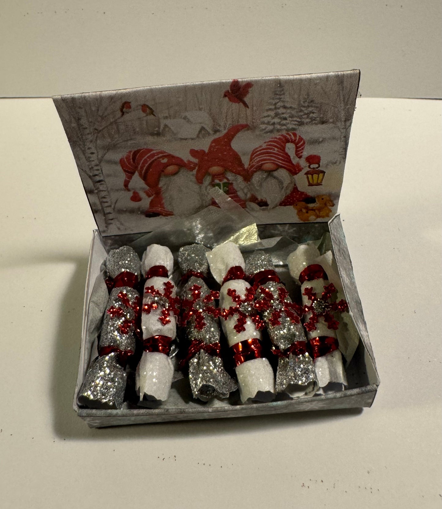 DOLLS HOUSE MINIATURES - 1/12th scale (1 inch) christmas crackers in box (6 options)
