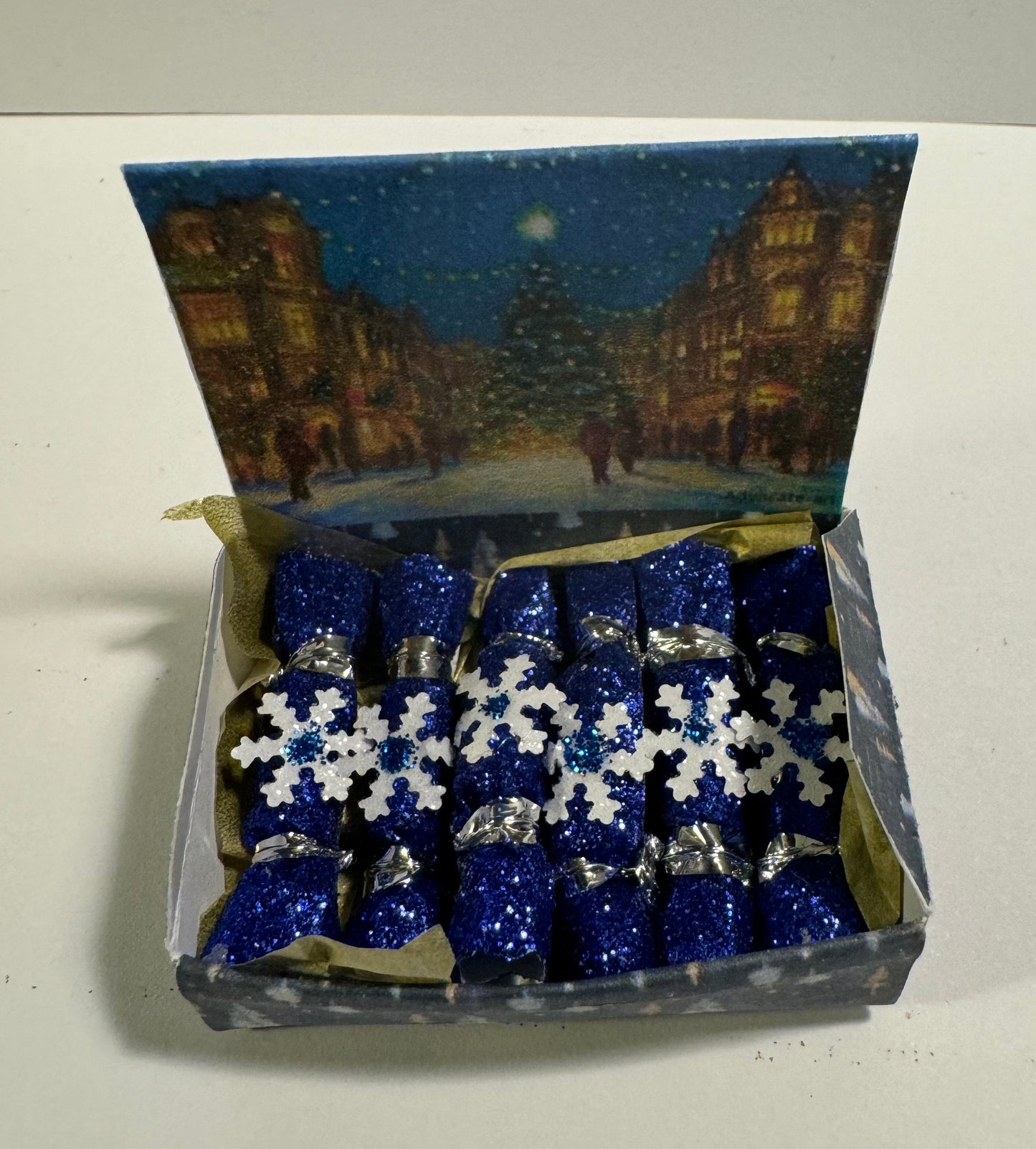 DOLLS HOUSE MINIATURES - 1/12th scale (1 inch) christmas crackers in box (6 options)