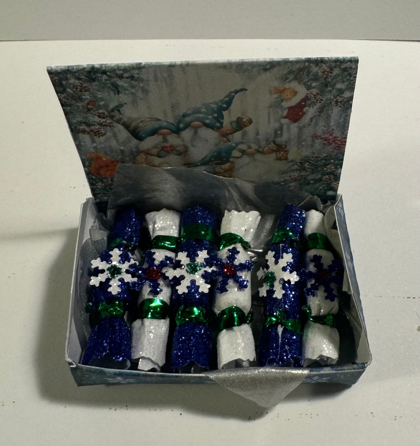 DOLLS HOUSE MINIATURES - 1/12th scale (1 inch) christmas crackers in box (6 options)