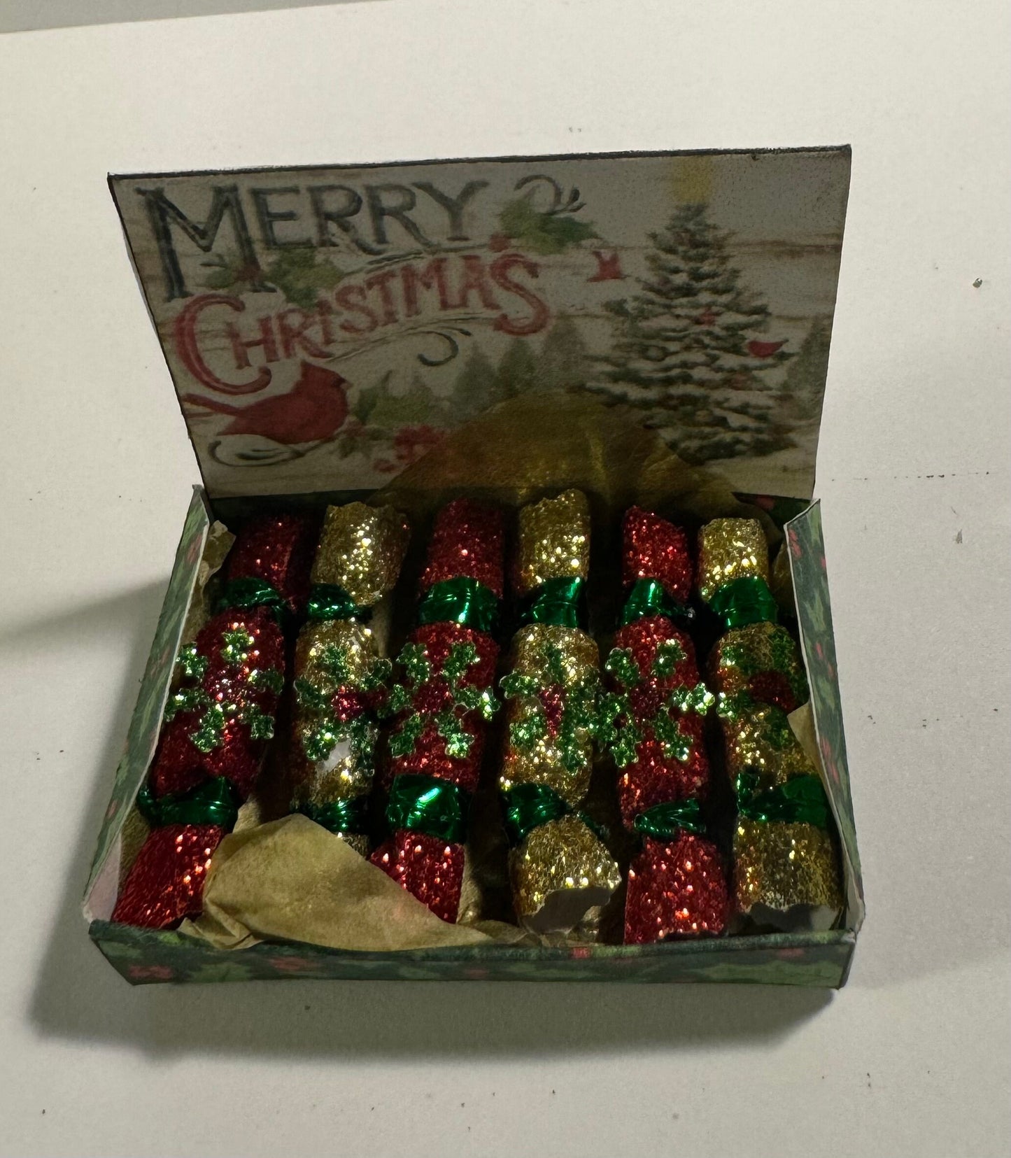 DOLLS HOUSE MINIATURES - 1/12th scale (1 inch) christmas crackers in box (6 options)