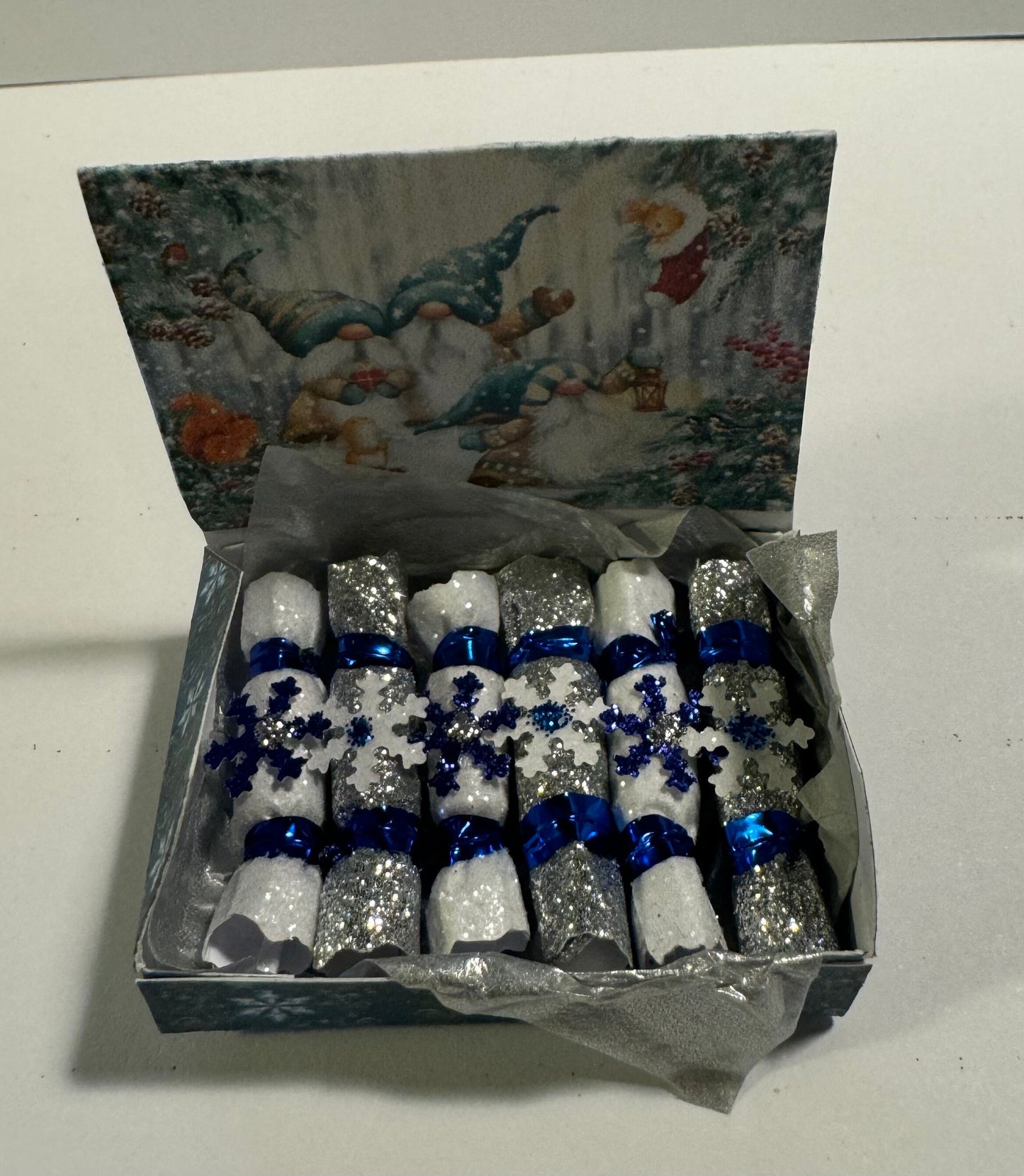 DOLLS HOUSE MINIATURES - 1/12th scale (1 inch) christmas crackers in box (6 options)
