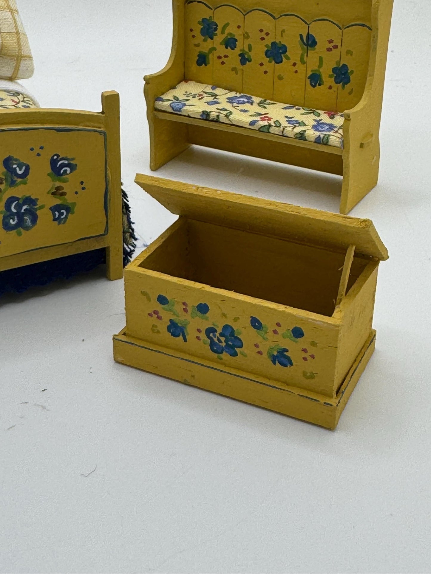DOLLS HOUSE MINIATURES - 1/24th / 1:24th / Half Inch Scale - blanket box