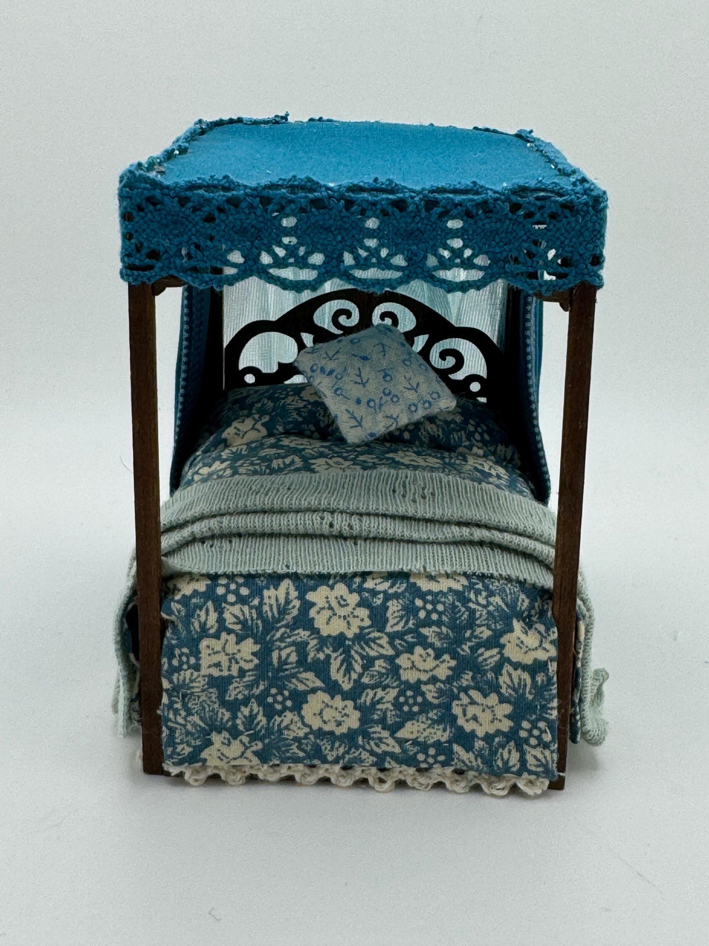 DOLLS HOUSE MINIATURES - 1/24th / 1:24th / Half Inch Scale - four poster bed