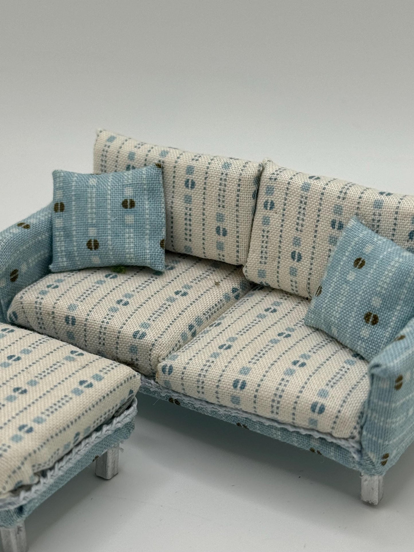 DOLLS HOUSE MINIATURES - 1/24th / 1:24th / Half Inch Scale - contemporary sofa and footstool