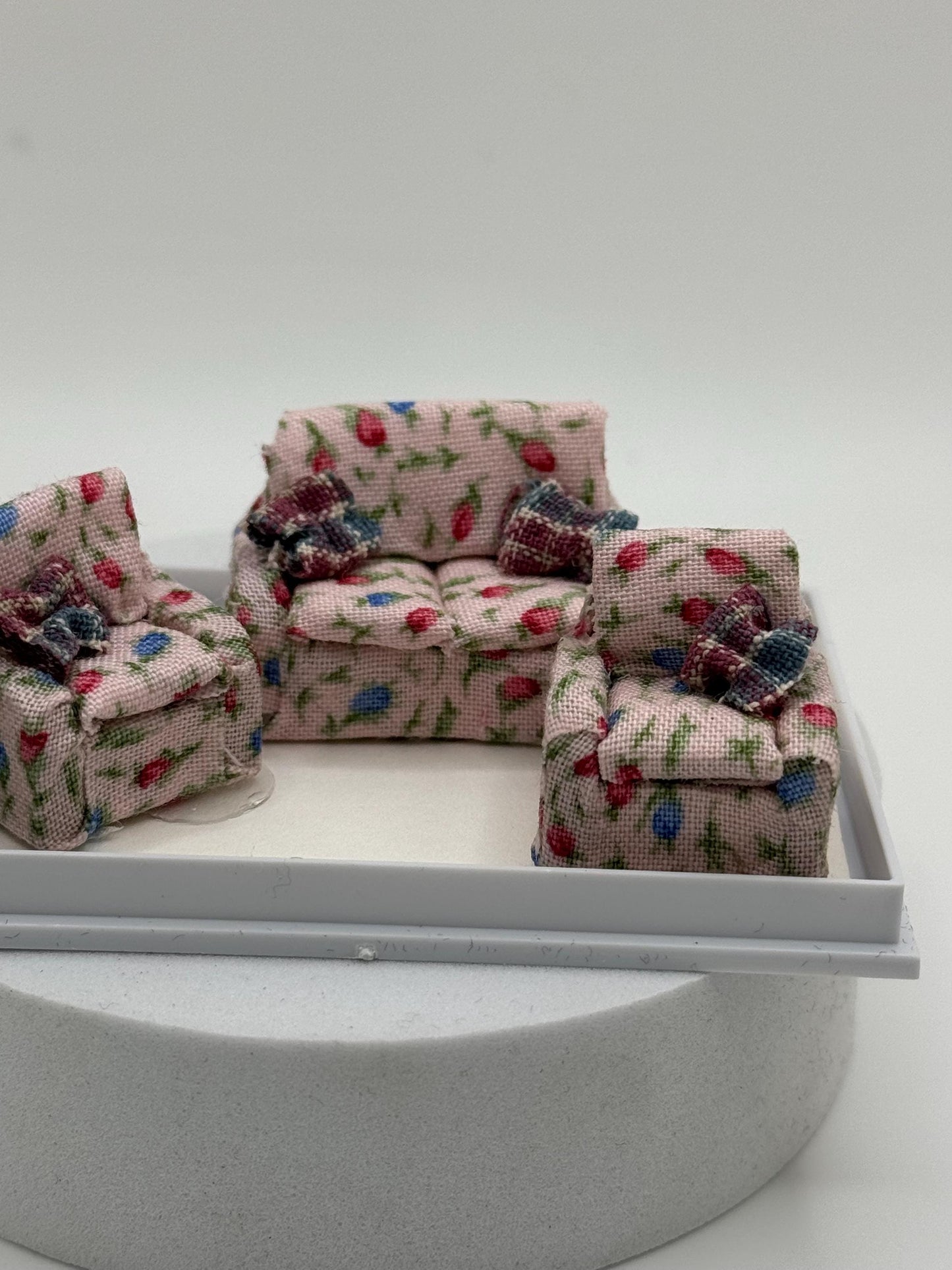 Dolls House 1/48th / 1:48 /Quarter Scale - Armchair / Sofa / Settee set