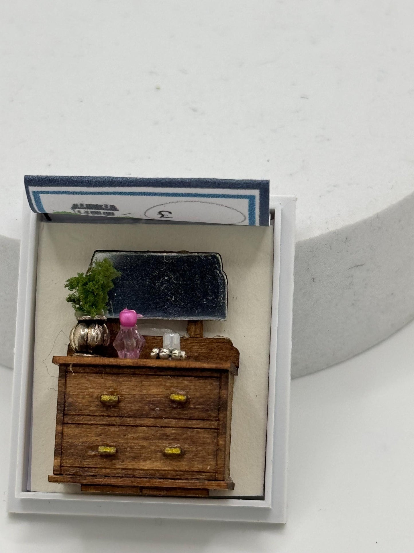 Dolls House 1/48th / 1:48 /Quarter Scale - dressing table