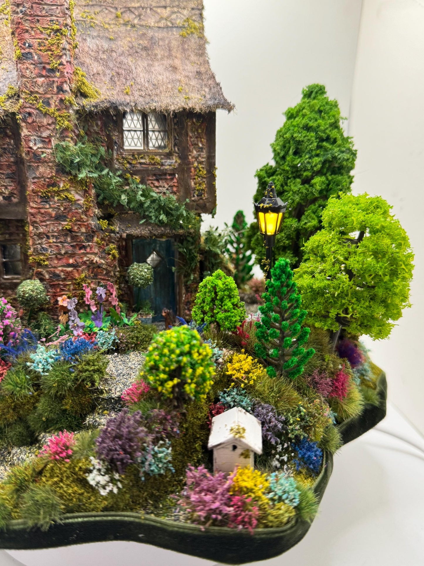 Dolls House Miniatures ( 1/48th - 1:48th - 1/4" - Quarter Inch Scale ) Shakespearean Country Cottage - OOAK