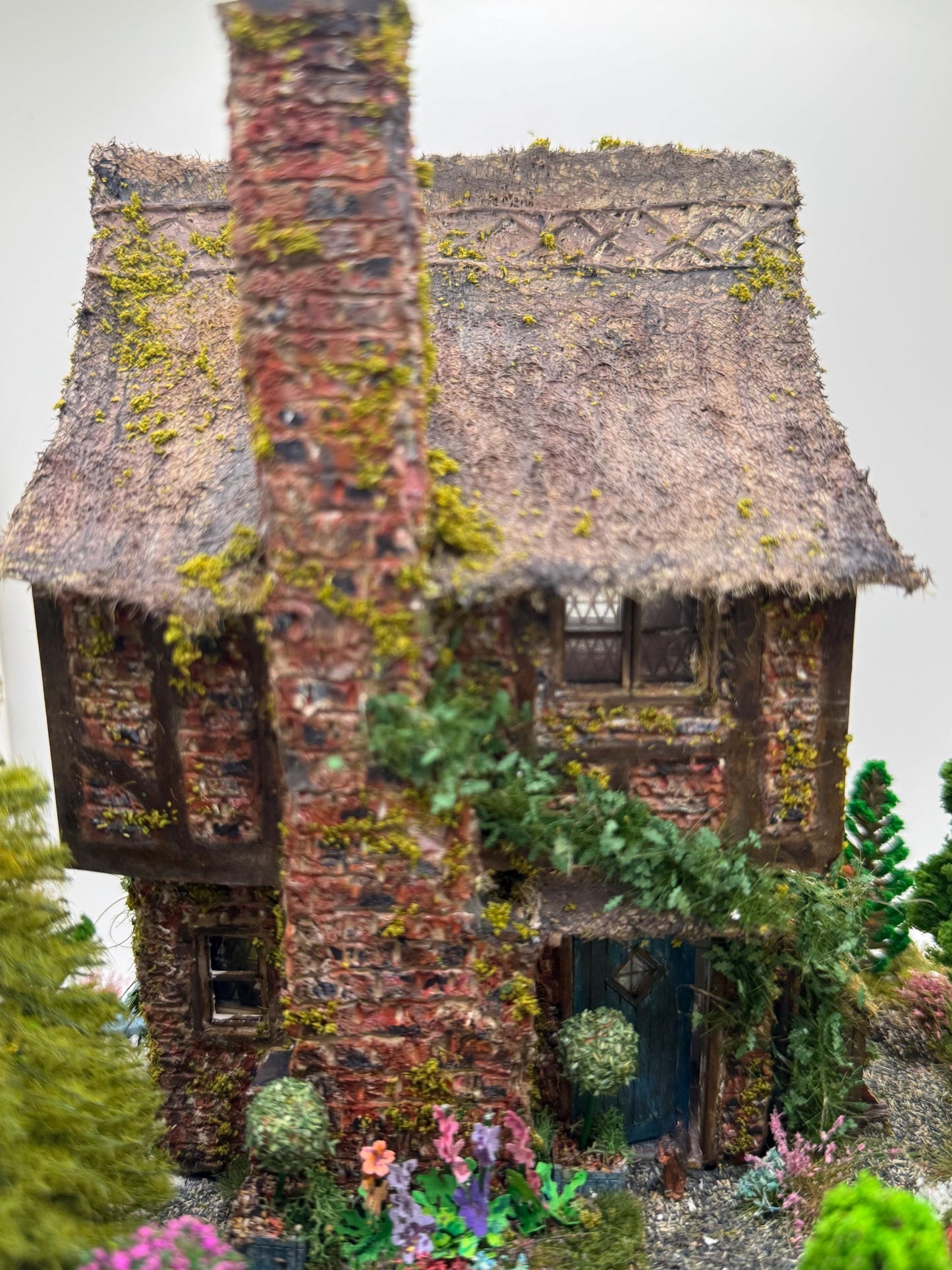 Dolls House Miniatures ( 1/48th - 1:48th - 1/4" - Quarter Inch Scale ) Shakespearean Country Cottage - OOAK