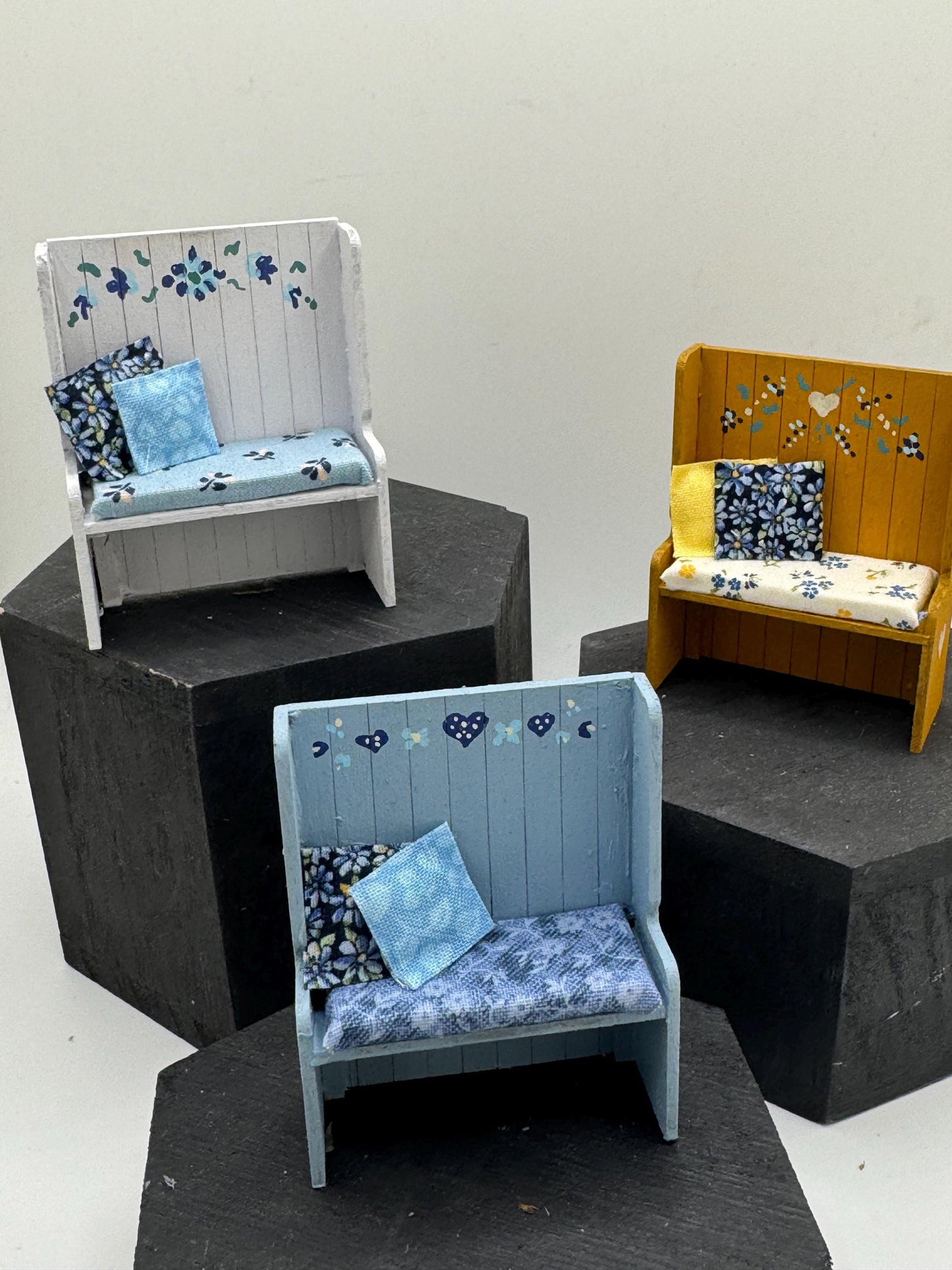 DOLLS HOUSE MINIATURES - 1/24th / 1:24th / Half Inch Scale - settle