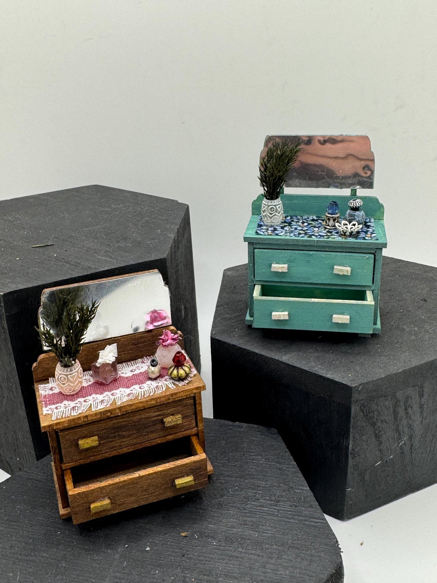DOLLS HOUSE MINIATURES - 1/24th / 1:24th / Half Inch Scale - dressing table
