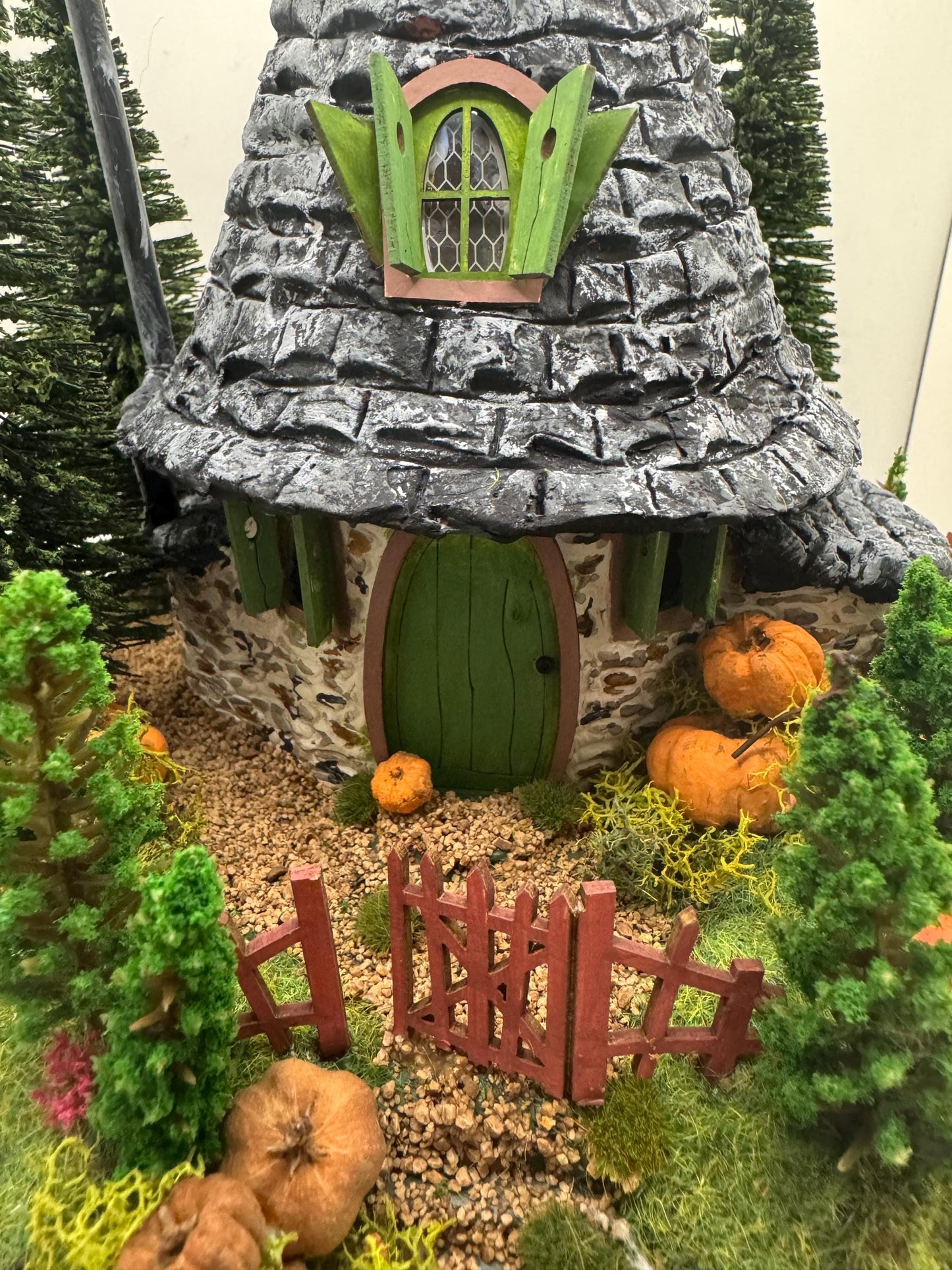 Dolls House Miniatures ( 1/48th - 1:48th - 1/4" - Quarter Inch Scale ) Pumpkin Cottage - OOAK