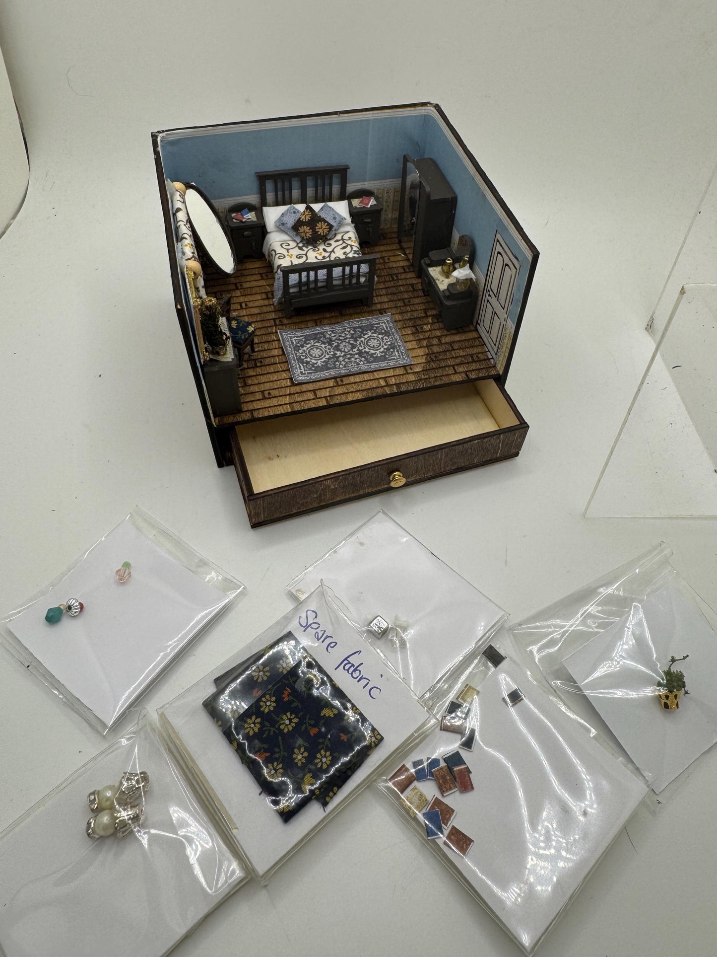 DOLLS HOUSE MINIATURES - 1/48th Room Box - Double Bedroom