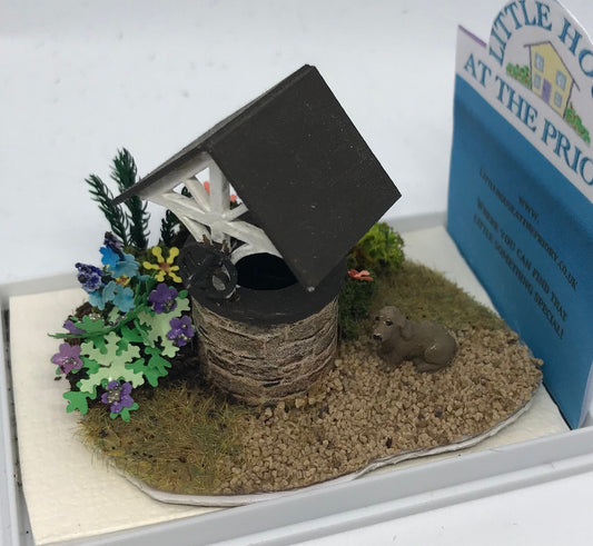 Dolls House Miniatures ( 1/48th - 1:48th - 1/4&quot; - Quarter Inch Scale ) - Hand Made Garden Wishing Well Scene