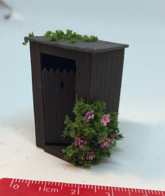 Dolls House Miniatures ( 1/48th - 1:48th - 1/4&quot; - Quarter Inch Scale ) Luxury Dressed  Outside Privey / WC
