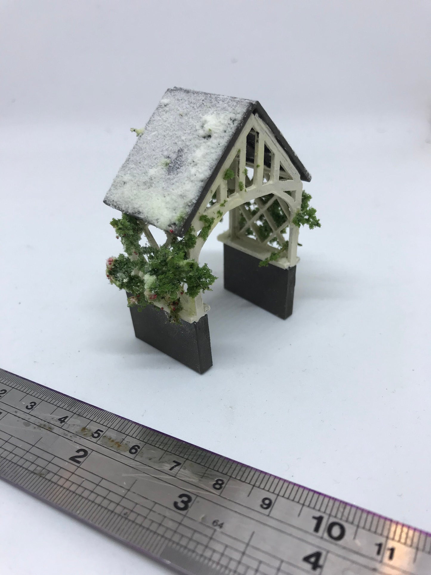 Dolls House Miniatures ( 1/48th - 1:48th - 1/4&quot; - Quarter Inch Scale )Luxury Dressed  Winter Porchway