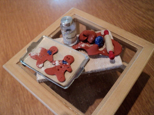 DOLLS HOUSE MINIATURES - 1/12th Making Gingerbread Men