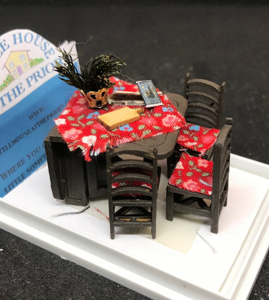 Dolls House 1/48th - table & chairs  -
