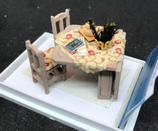 Dolls House 1/48th - table & chairs  -
