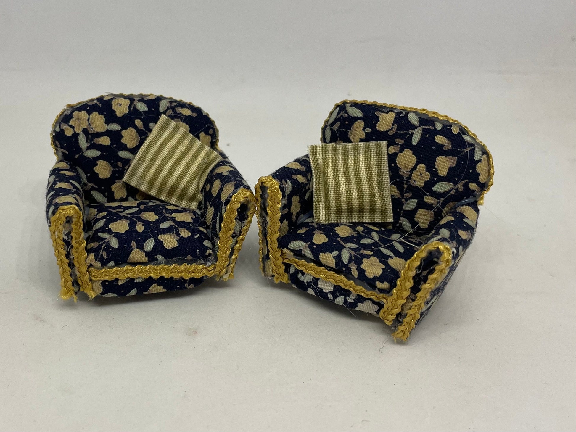 Dolls House Miniatures 1/24th / 1:24th / Half Inch Scale -  Pair of armchairs