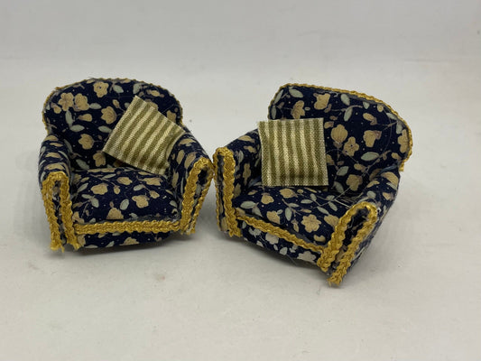 Dolls House Miniatures 1/24th / 1:24th / Half Inch Scale -  Pair of armchairs