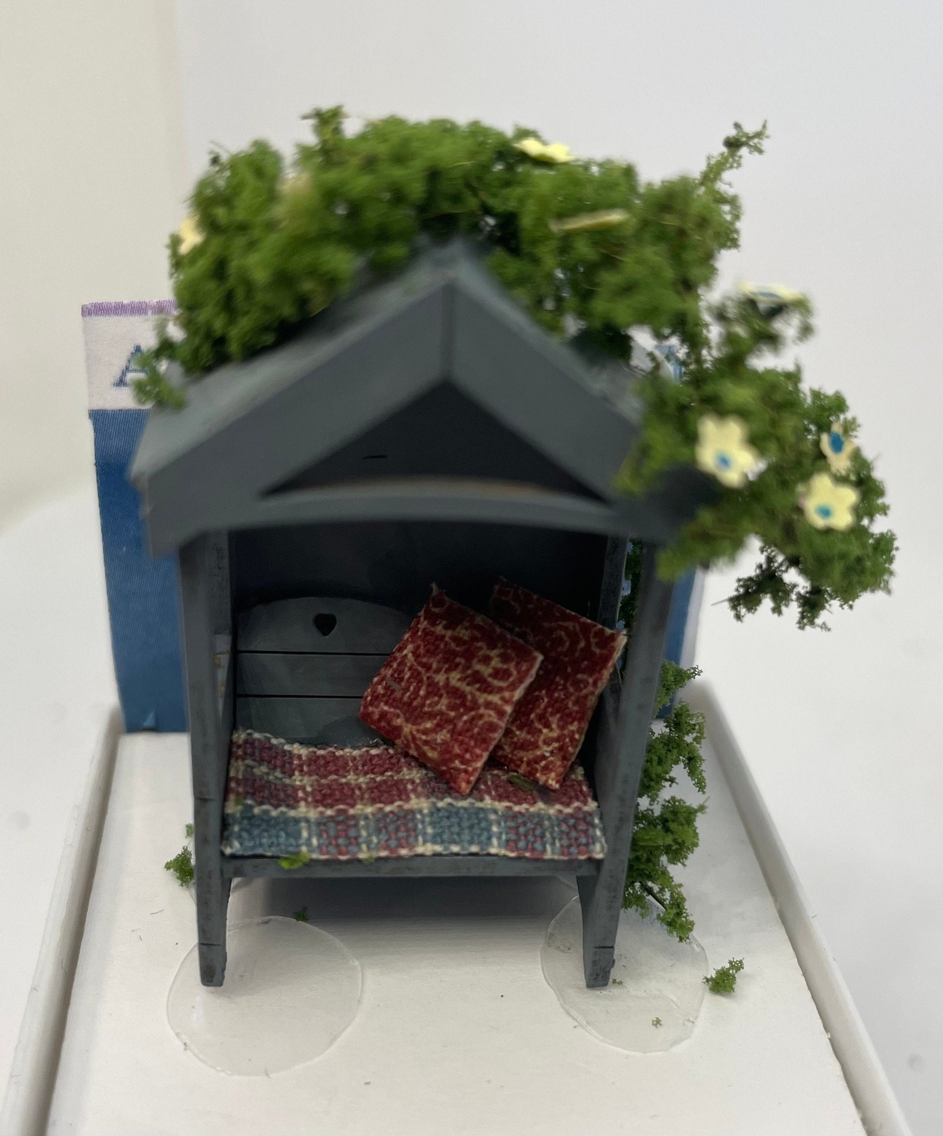 Dolls House Miniatures ( 1/48th - 1:48th - 1/4&quot; - Quarter Inch Scale )   Garden Seat