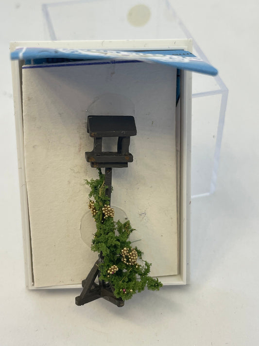 Dolls House Miniatures ( 1/48th - 1:48th - 1/4&quot; - Quarter Inch Scale )   Bird Table