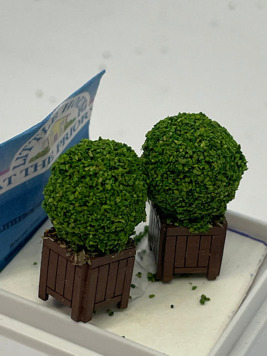Dolls House Miniatures ( 1/48th - 1:48th - 1/4&quot; - Quarter Inch Scale )  Topiary box balls in planter