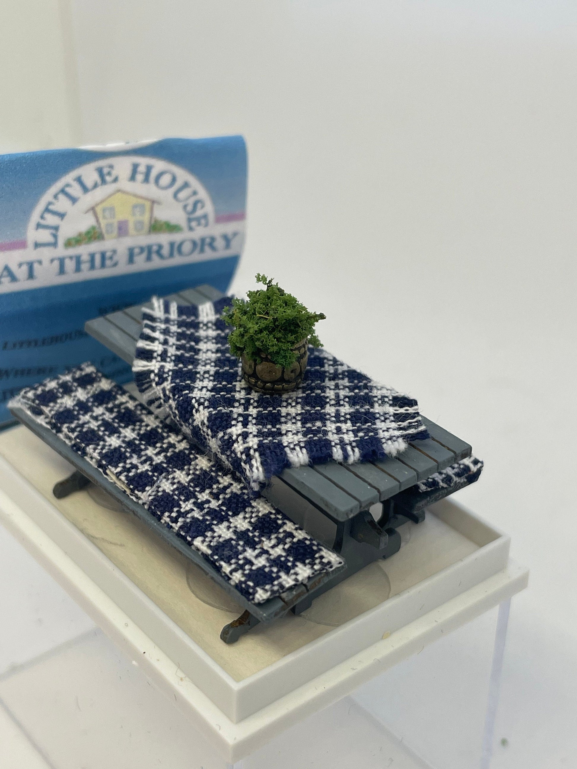 Dolls House Miniatures ( 1/48th - 1:48th - 1/4&quot; - Quarter Inch Scale )   Garden / Picnic Table