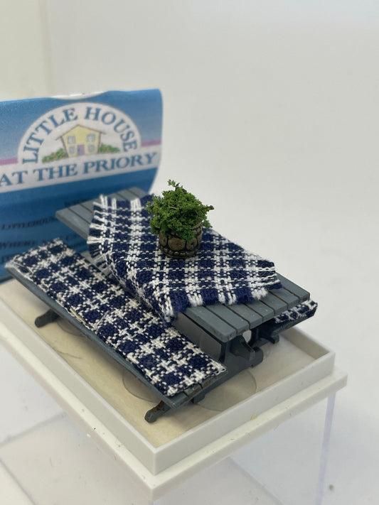 Dolls House Miniatures ( 1/48th - 1:48th - 1/4&quot; - Quarter Inch Scale )   Garden / Picnic Table
