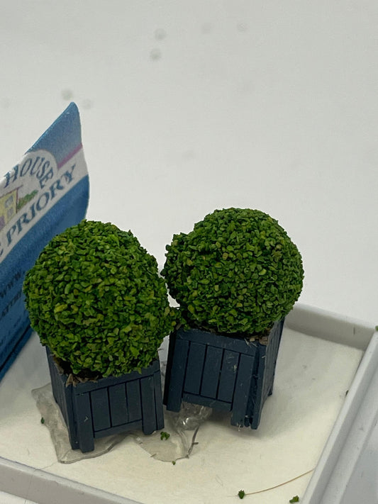 Dolls House Miniatures ( 1/48th - 1:48th - 1/4&quot; - Quarter Inch Scale )   Topiary box balls in planter