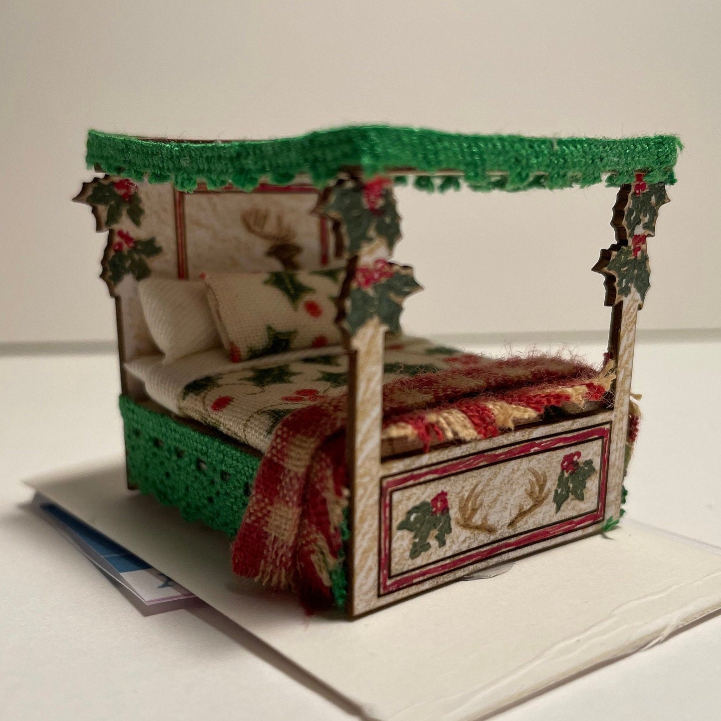 Dolls House Miniatures ( 1/48th - 1:48 - 1/4&quot; - Quarter Inch Scale )  - 4 Poster Bed - Holly (CHRISTMAS RANGE)