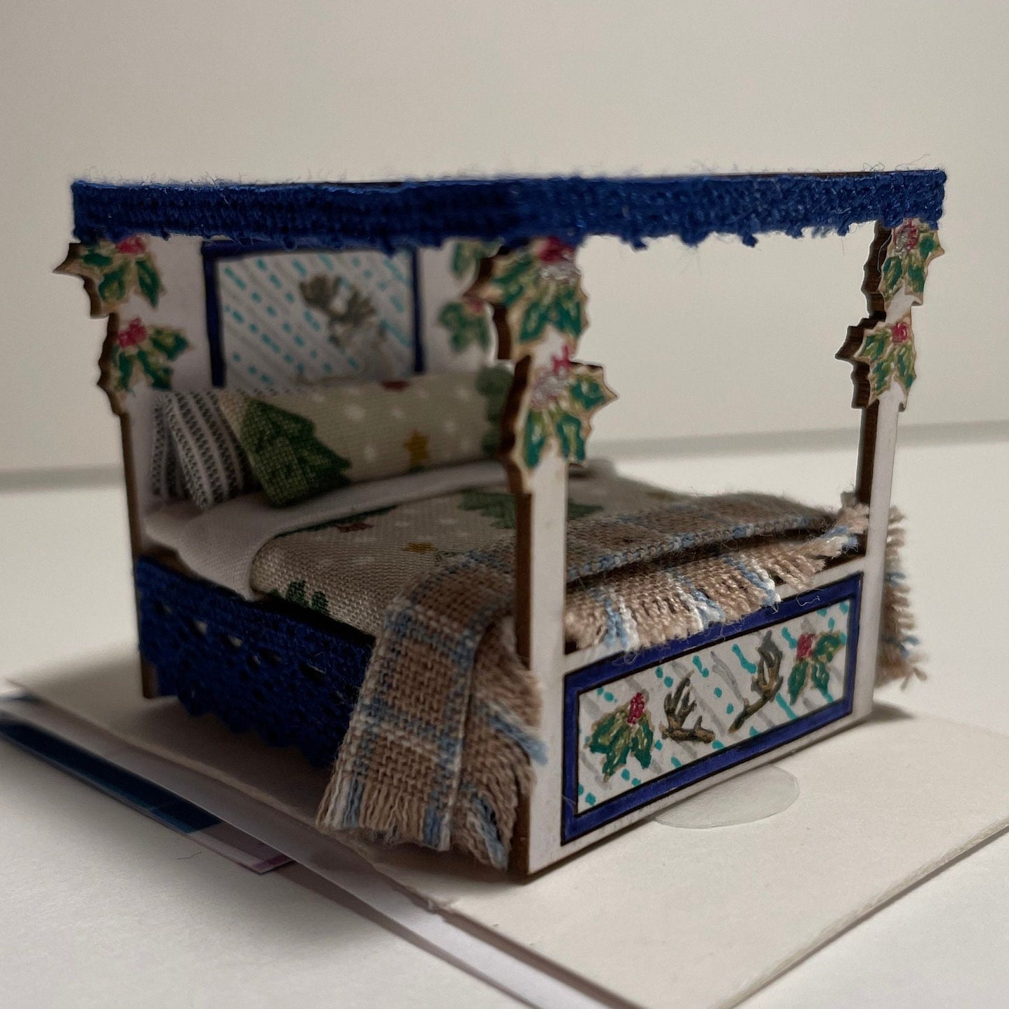 Dolls House Miniatures ( 1/48th - 1:48 - 1/4&quot; - Quarter Inch Scale )  - 4 Poster Bed - FROSTY (CHRISTMAS RANGE)
