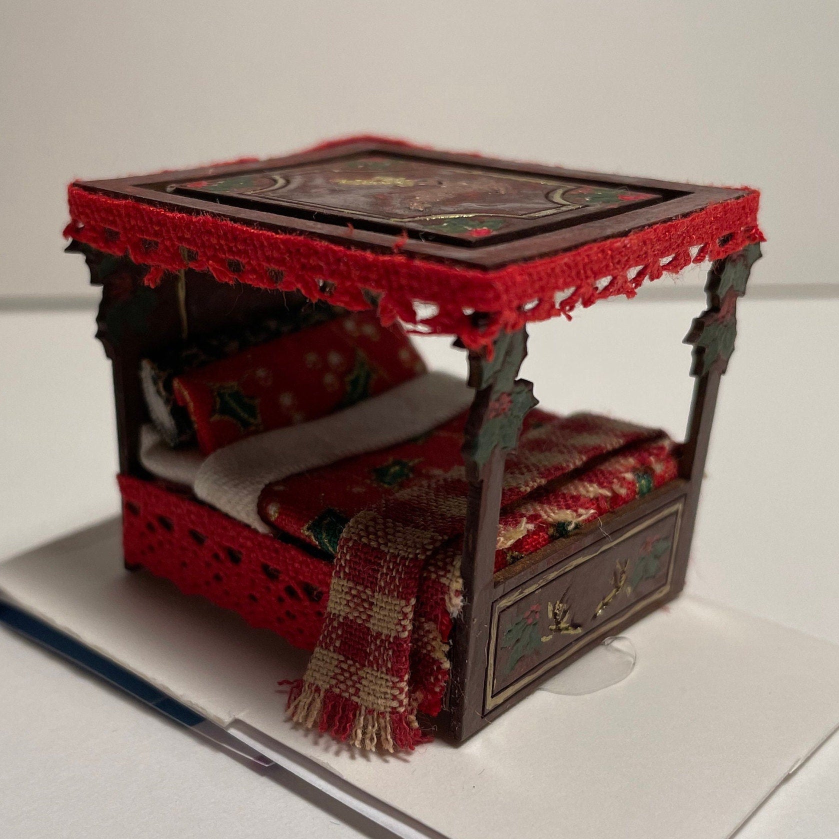 Dolls House Miniatures ( 1/48th - 1:48 - 1/4&quot; - Quarter Inch Scale )  - 4 Poster Bed - Noel (CHRISTMAS RANGE)
