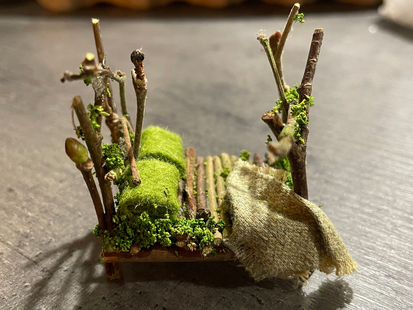 Dolls House Miniatures ( 1/48th - 1:48 - 1/4&quot; - Quarter Inch Scale )  - Double Bed - Woodland