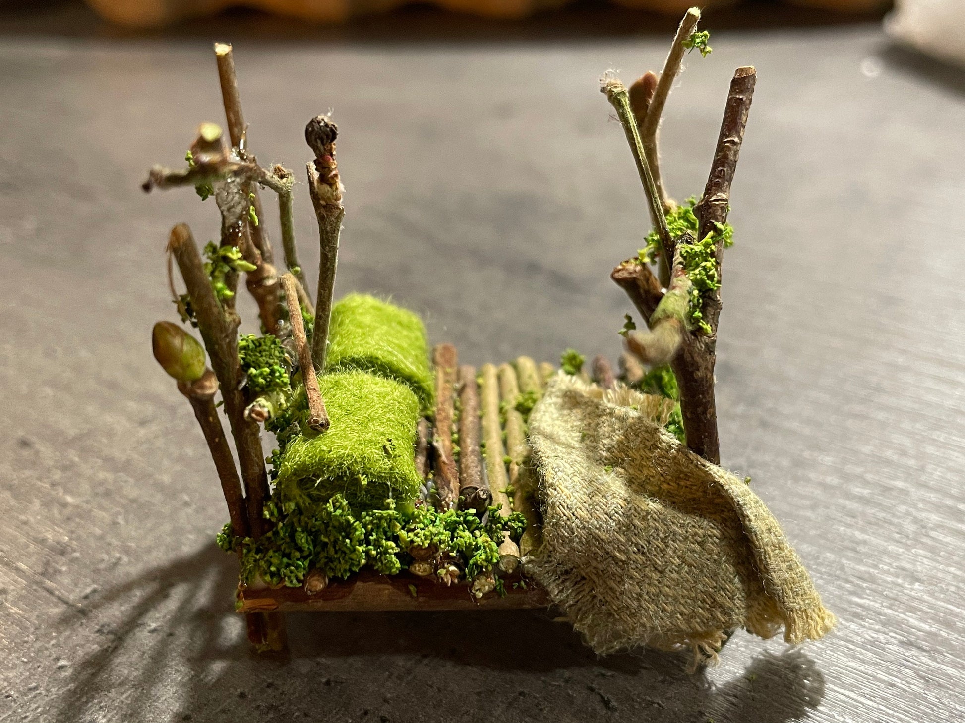 Dolls House Miniatures ( 1/48th - 1:48 - 1/4&quot; - Quarter Inch Scale )  - Double Bed - Woodland