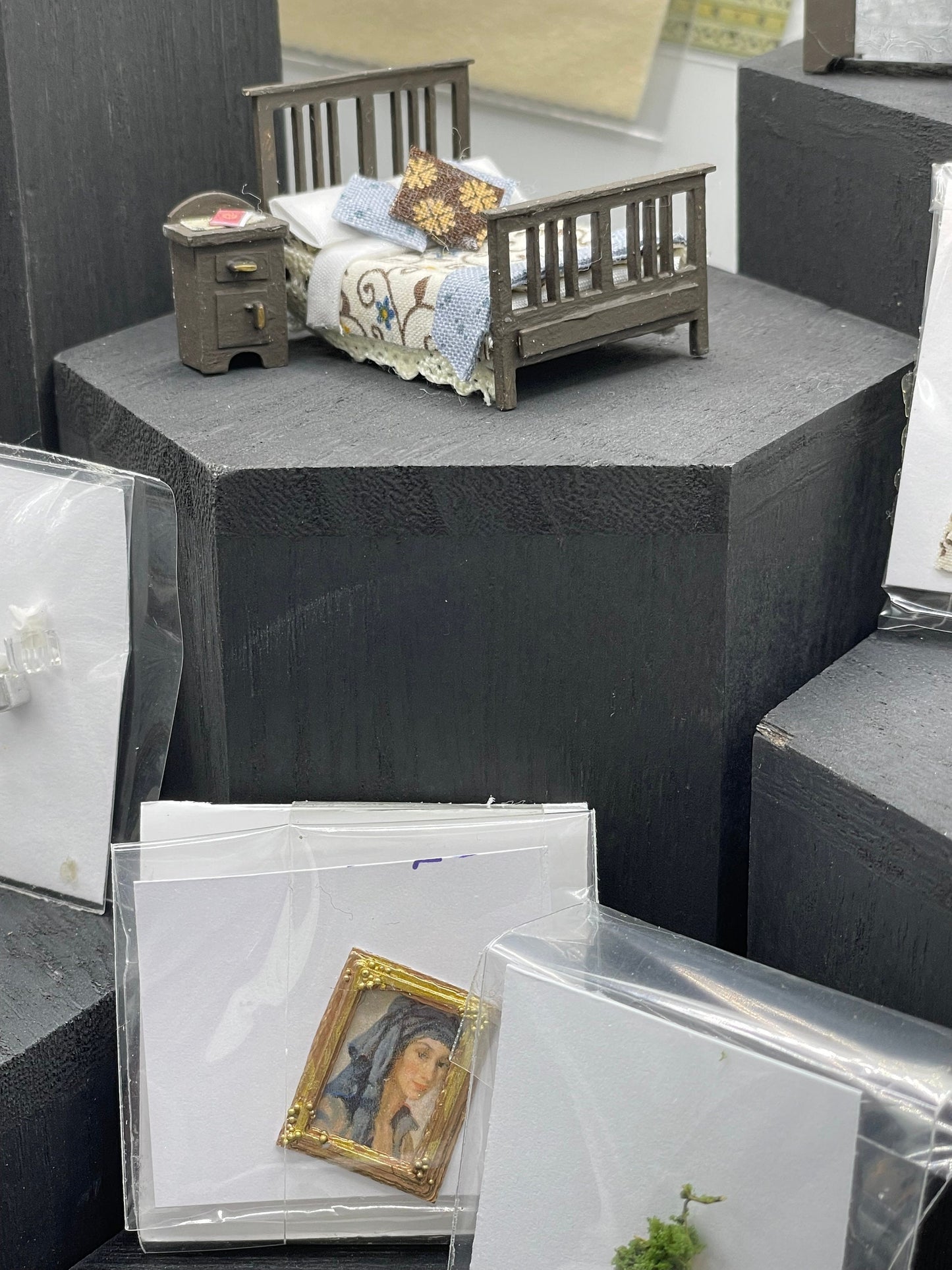 DOLLS HOUSE MINIATURES - 1/48th Room Box - Double Bedroom