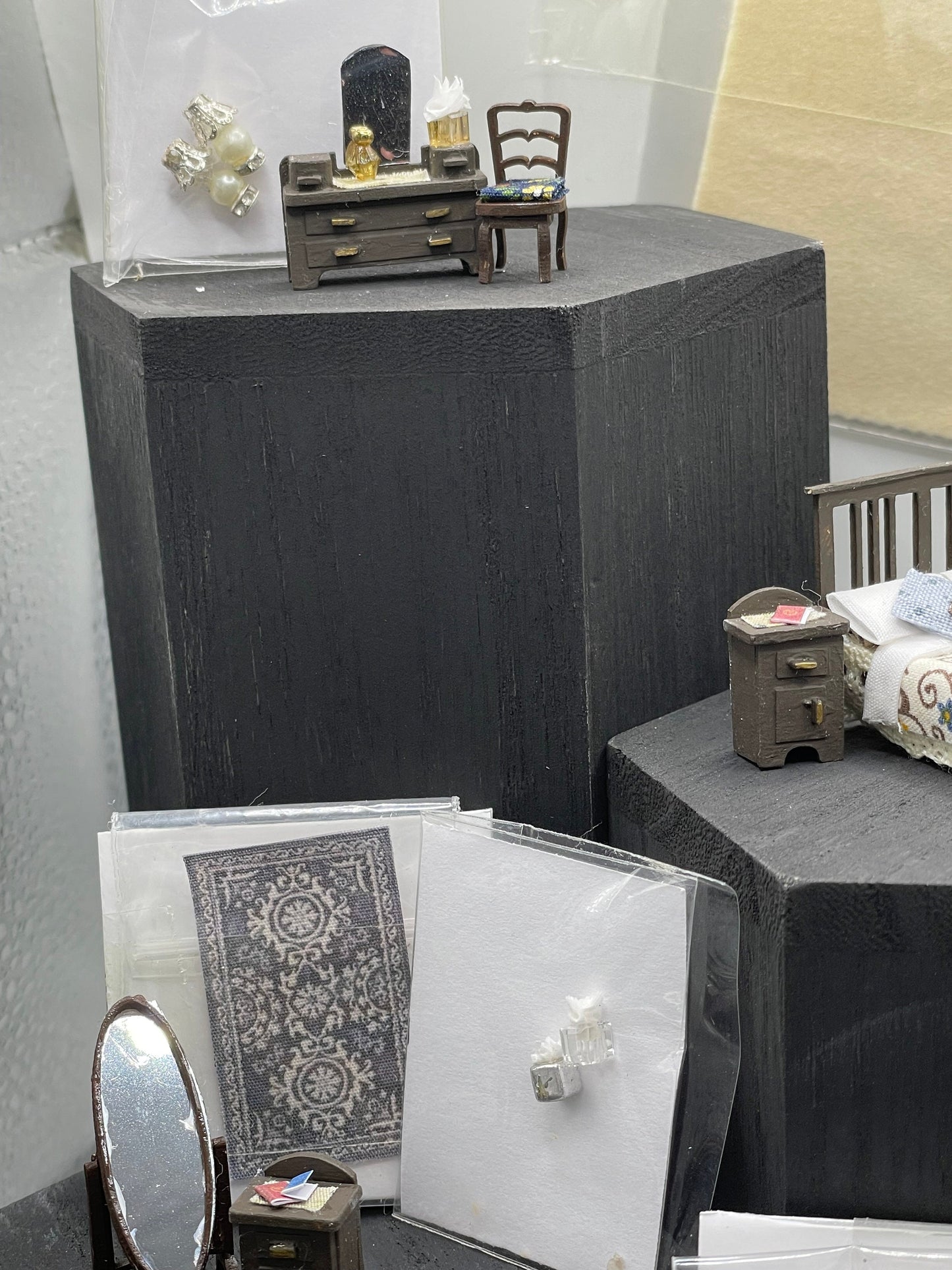 DOLLS HOUSE MINIATURES - 1/48th Room Box - Double Bedroom