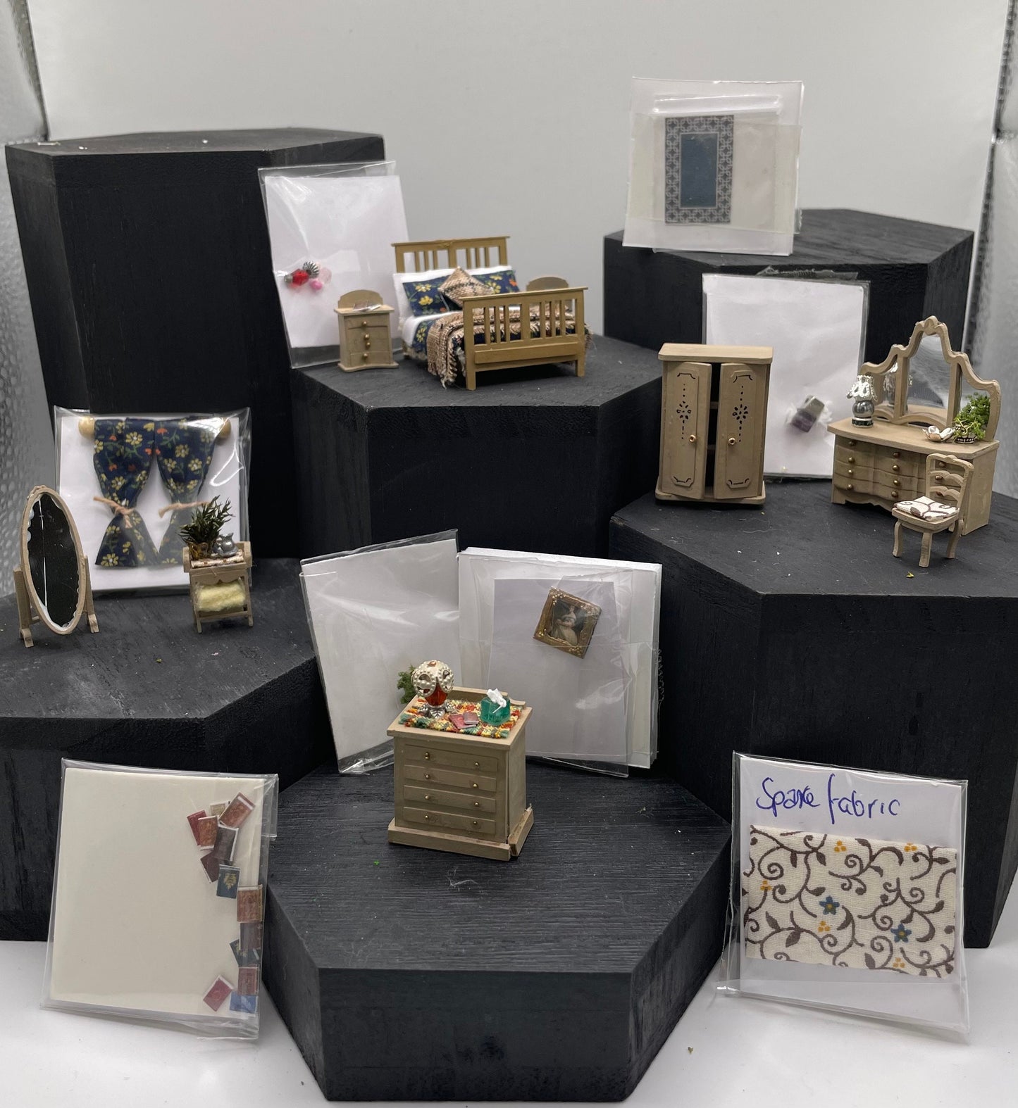 DOLLS HOUSE MINIATURES - 1/48th room box - Double Bedroom