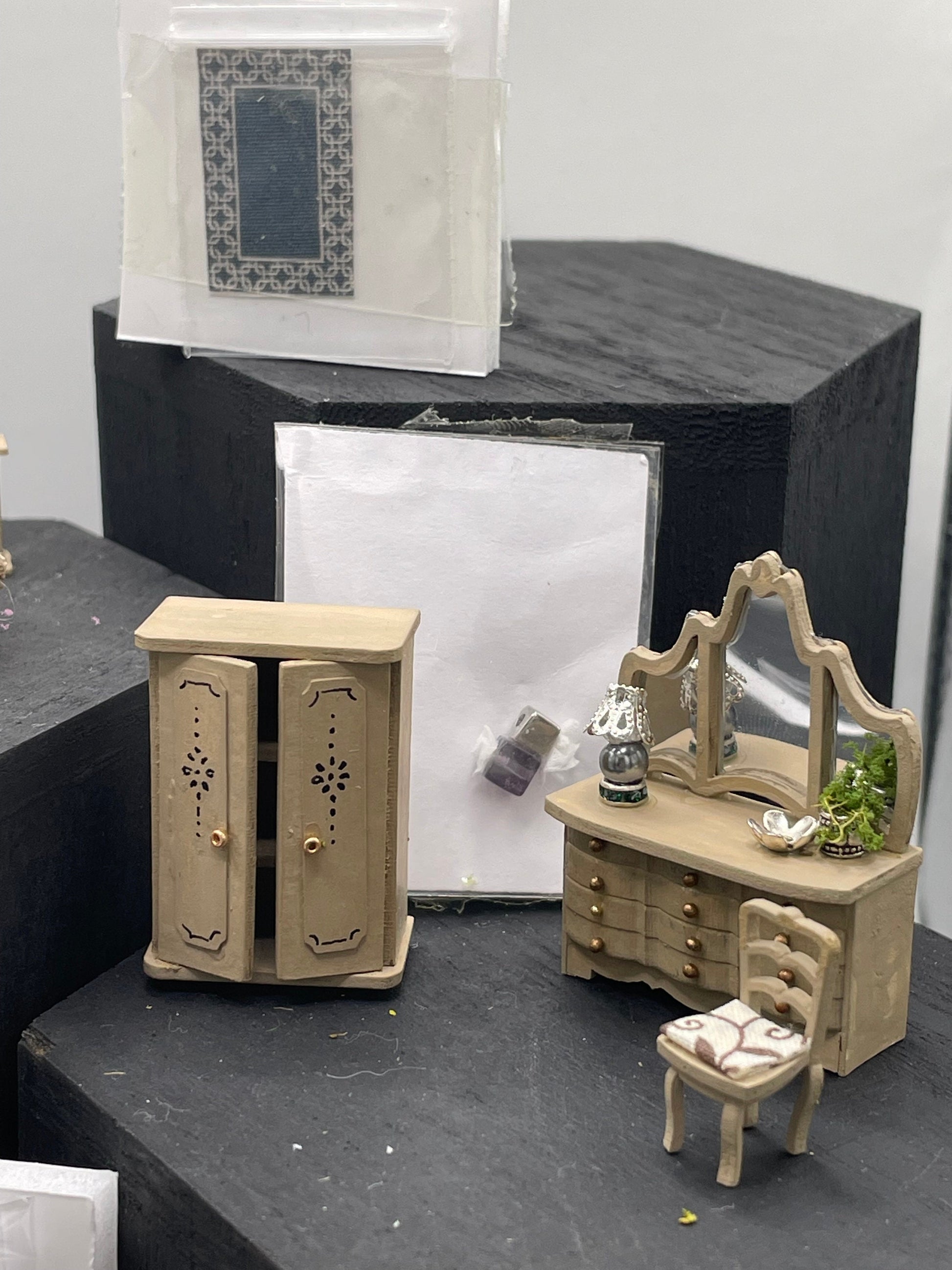 DOLLS HOUSE MINIATURES - 1/48th room box - Double Bedroom