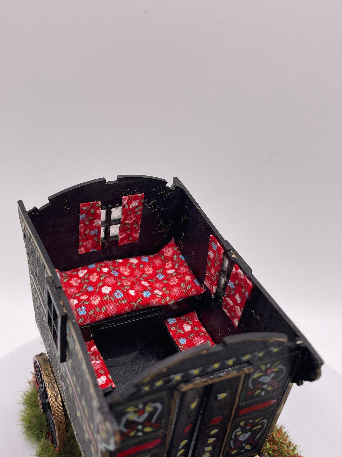 Dolls House Miniatures ( 1/48th - 1:48th - 1/4&quot; - Quarter Inch Scale ) - Hand Made Gypsy Caravan Scene