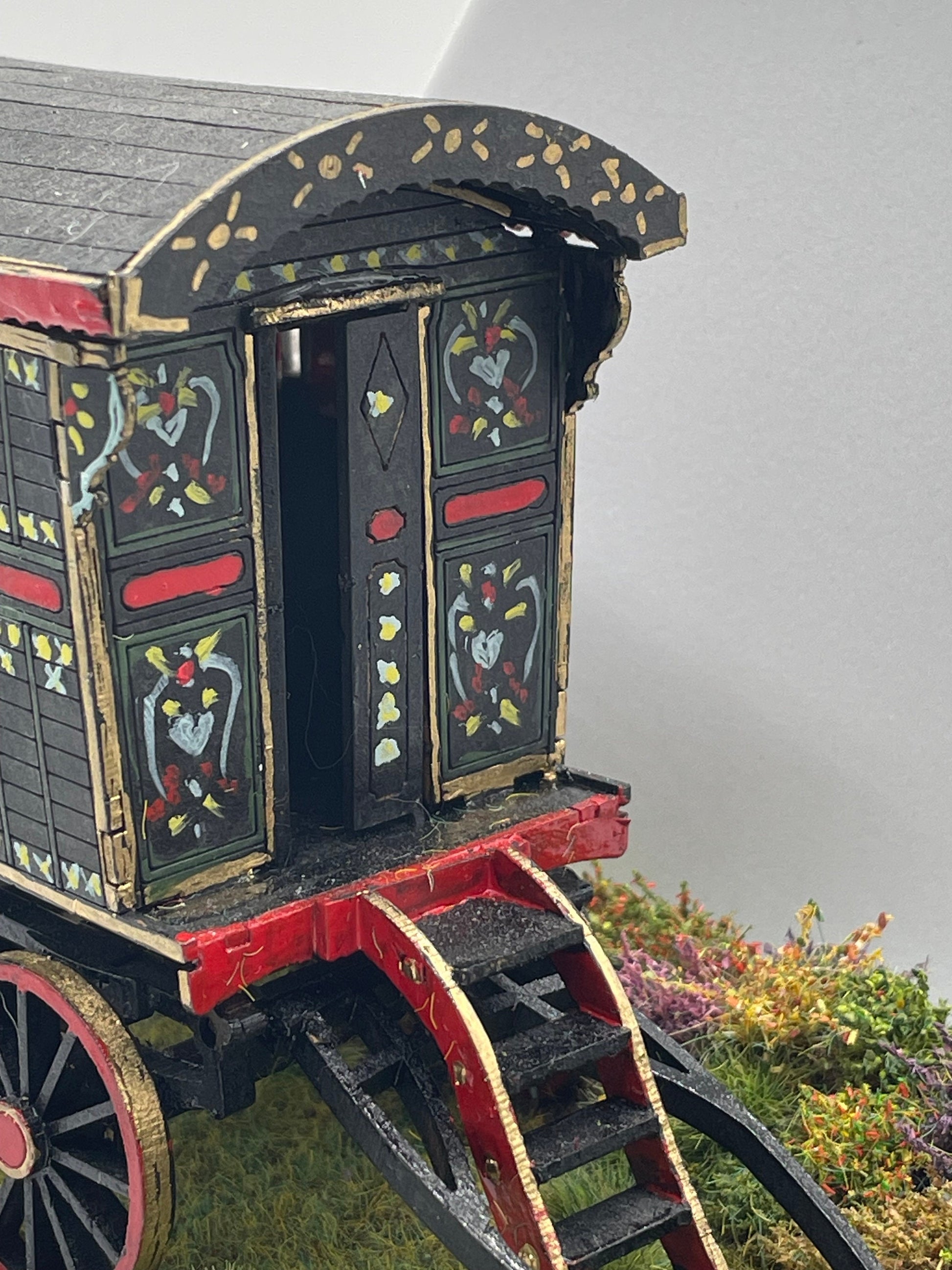 Dolls House Miniatures ( 1/48th - 1:48th - 1/4&quot; - Quarter Inch Scale ) - Hand Made Gypsy Caravan Scene