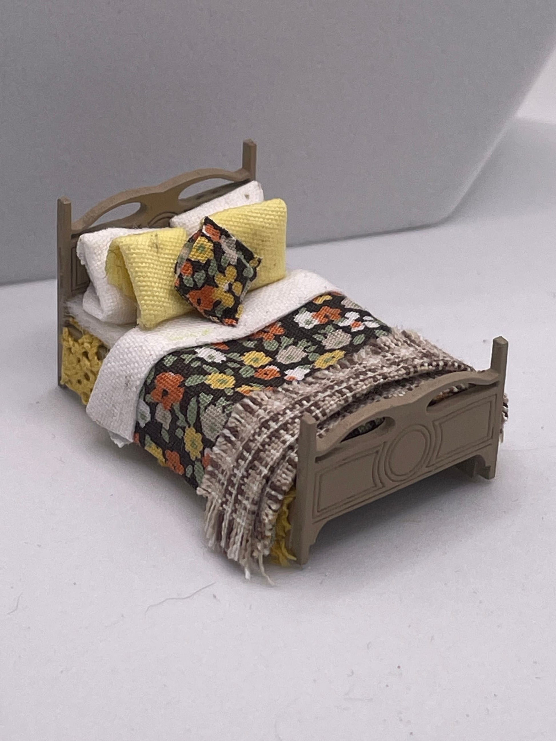 Dolls House Miniatures ( 1/48th - 1:48 - 1/4&quot; - Quarter Inch Scale ) - Double Bed - Hazel