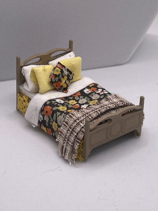 Dolls House Miniatures ( 1/48th - 1:48 - 1/4&quot; - Quarter Inch Scale ) - Double Bed - Hazel