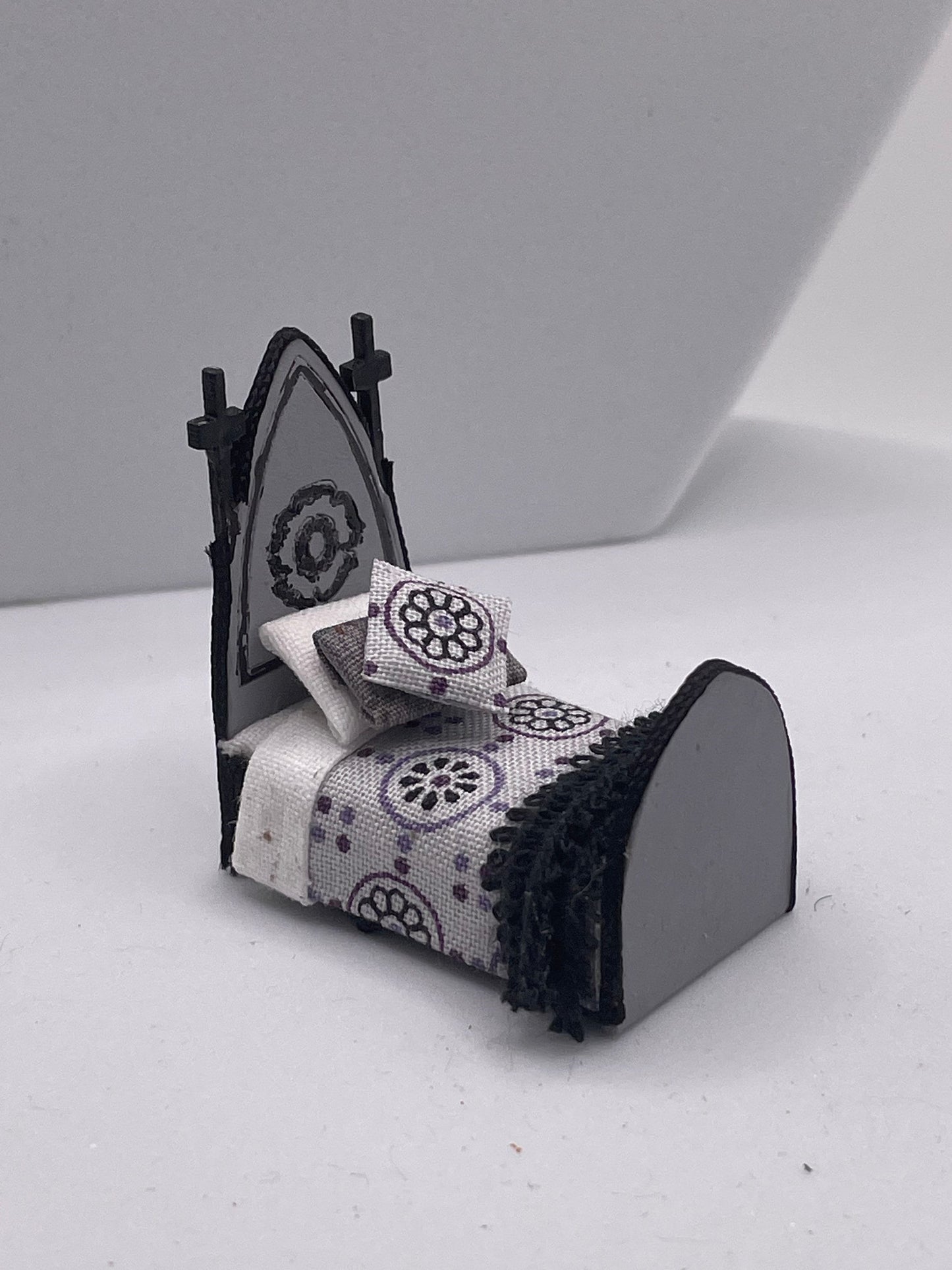 Dolls House Miniatures ( 1/48th - 1:48 - 1/4&quot; - Quarter Inch Scale ) -  Gothic Single Bed (Ophelia / Elviera)